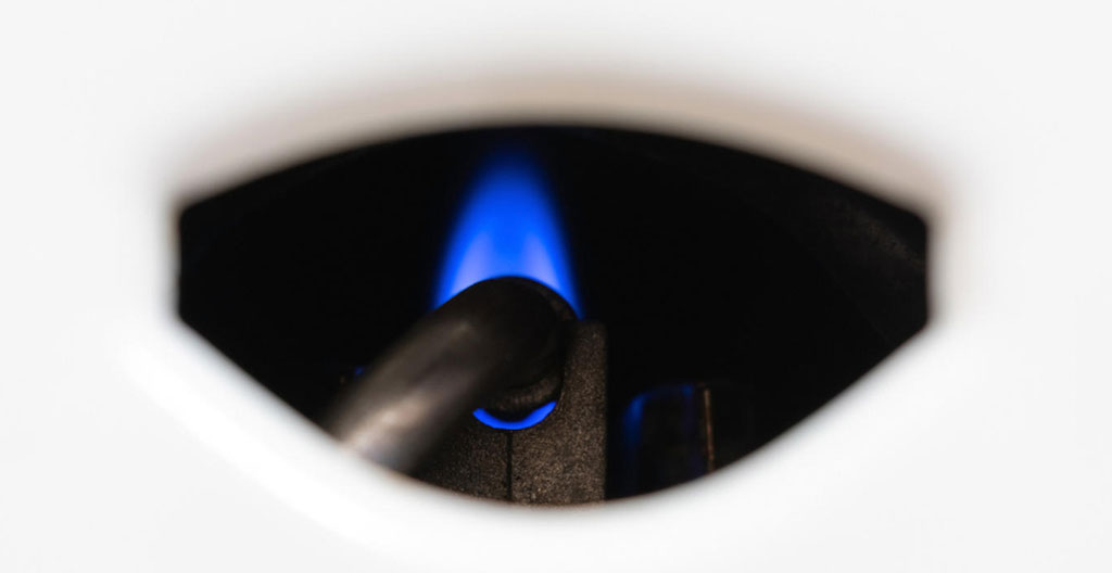 Flamme bleue saine d'un brûleur de chaudière gaz en fonctionnement normal